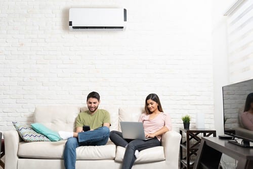 climatisation Épinay-sur-Seine - un couple travaille sous un climatiseur