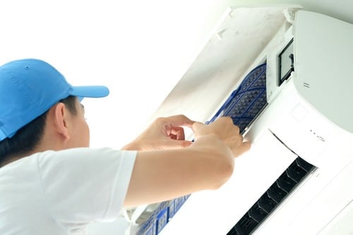 climatisation Ermont - un artisan installe une climatisation