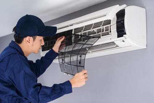 climatisation Herblay - un artisan répare sa climatisation