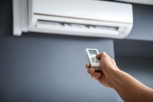 climatisation Istres - une personne règle son climatiseur