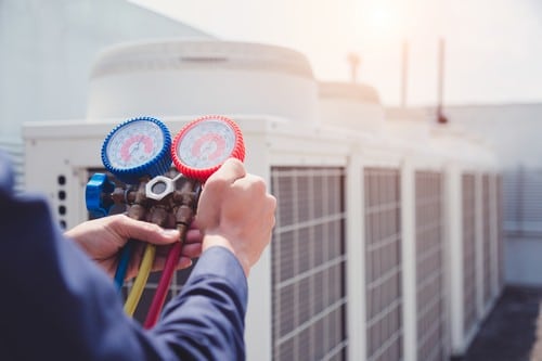 climatisation Marseille 13006 - un artisan répare une unité extérieure