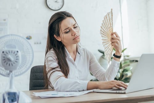 climatisation Marseille 13006 - une femme a chaud, son climatiseur est en panne