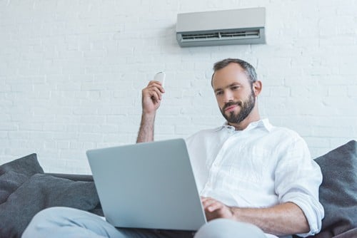 climatisation Marseille 13008 - un homme profite de sa maison bien climatisée