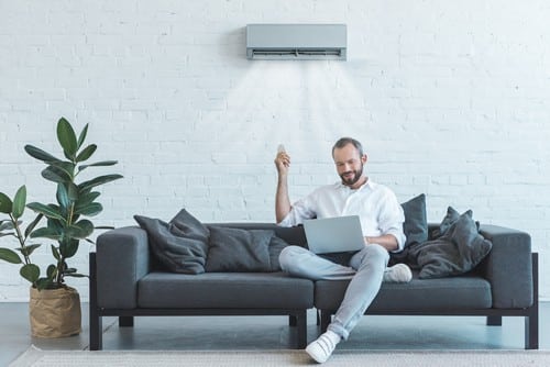 climatisation Marseille 13015 - un homme profite de sa climatisation