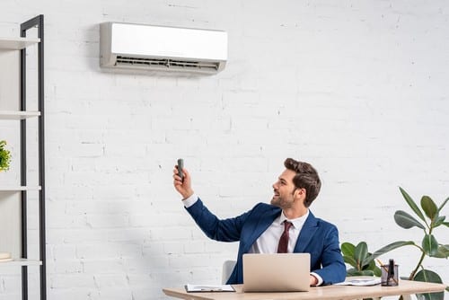 climatisation Meaux - un homme met l'air conditionné en marche