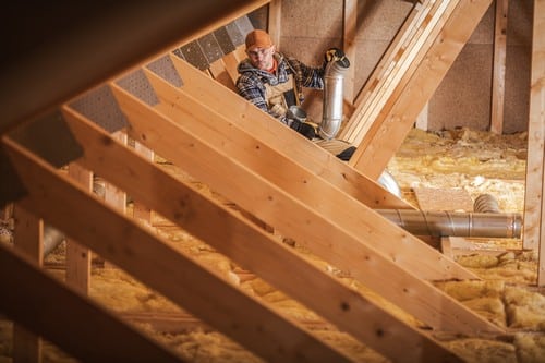 climatisation Montreuil - un frigoriste installe un système de climatisation dans les combles