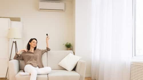 climatisation Noisy-le-Sec - une femme allume sa climatisation