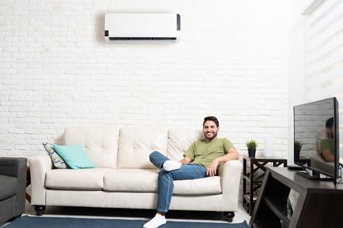 climatisation Rosny-sous-Bois - un homme est confortablement assis sous sa climatisation