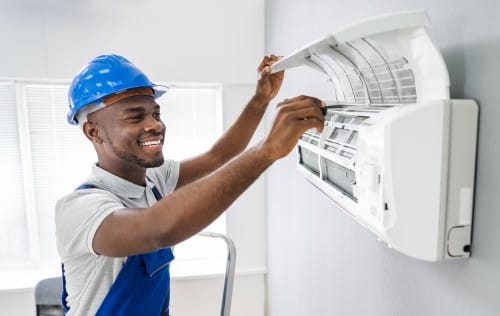 climatisation Rosny-sous-Bois - un frigoriste inspecte un climatiseur