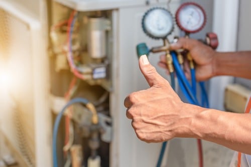 climatisation Sarcelles - un homme lève le pouce en l'air et tient un manodétendeur