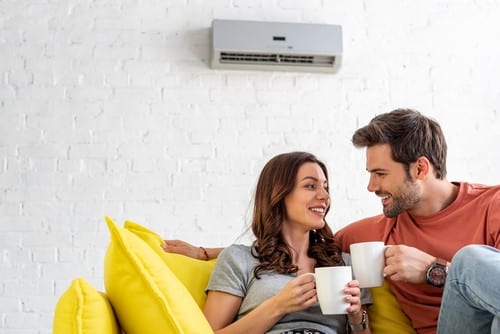 climatisation Sarcelles - un couple sourit sous une climatisation