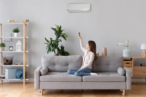 climatisation Savigny-le-Temple - une femmeallume son système d'air conditionné