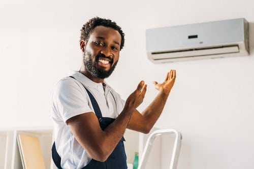 climatisation Taverny - un frigoriste monte la climatisation qu'il a installé