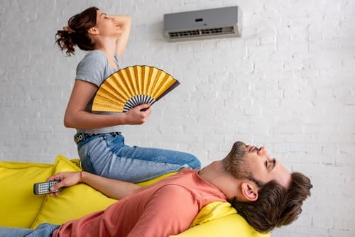 climatisation Versailles - un couple s'aperçoit que sa climatisation est cassée