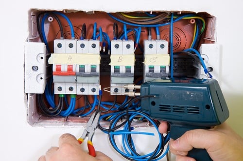 électricien Audincourt - un artisan électricien installe des fusibles