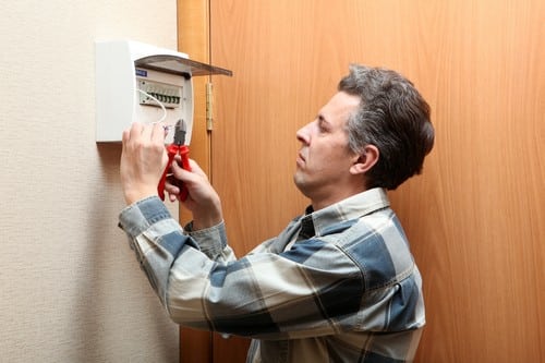 électricien Chenôve - un artisan électricien inspecte un compteur électrique