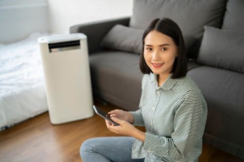 Climatisation Biot - les bons artisans - femme qui profite d'une climatisation