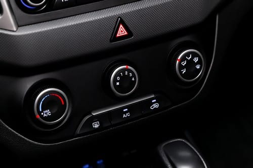Climatisation Blanquefort - visuel d'un bouton de réglage de climatiseur dans une voiture