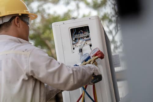 Climatisation La Garde - les bons artisans - intervention sur une unité de climatisation extérieure