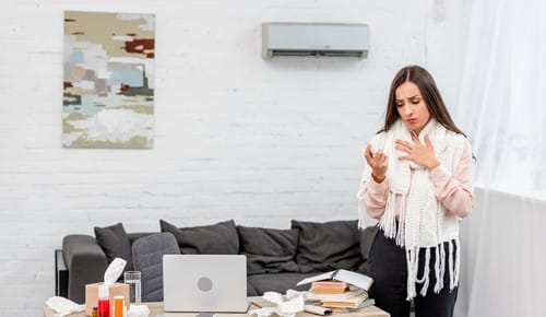 Climatisation La Trinité - les bons artisans - femme dans son salon climatisé