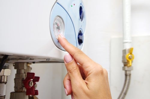 Climatisation Saint-Gaudens - main qui règle un bouton de climatiseur