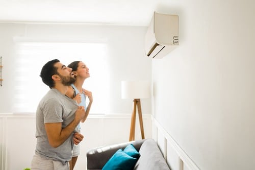 Climatisation Tournefeuille - famille devant un climatiseur