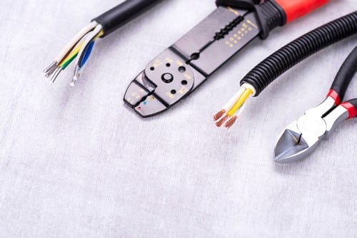 Electricien Apt - les bons artisans - fils électriques et pinces