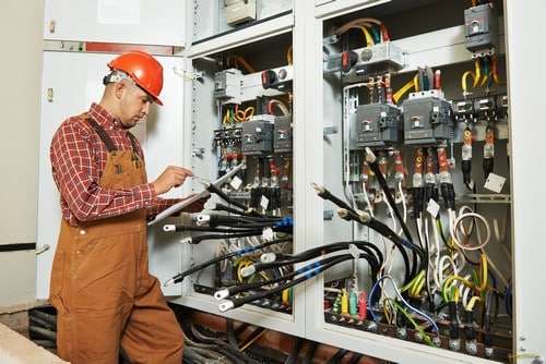 Electricien Argentan - les bons artisans - intervention sur un tableau électrique