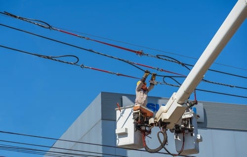 Electricien Avrillé - visuel de câbles électriques en extérieur