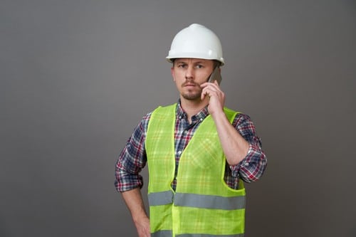 Electricien Bar-le-Duc - les bons artisans - électricien au téléphone