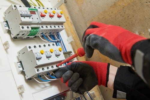 Electricien Beausoleil - les bons artisans - intervention sur un tableau électrique