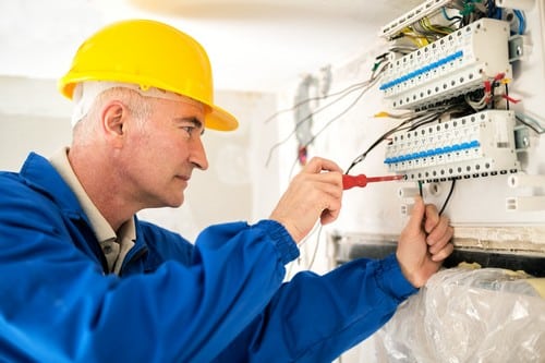 Electricien Biscarrosse - les bons artisans -intervention sur un tableau électrique