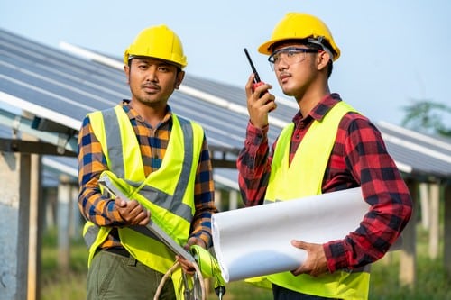 Electricien Brie-Comte-Robert - deux hommes devant des panneaux solaires