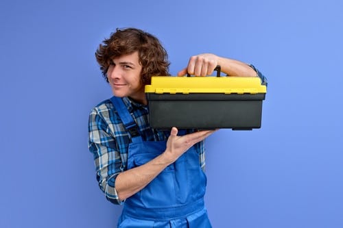 Electricien Brumath - les bons artisans - électricien avec sa boîte à outils