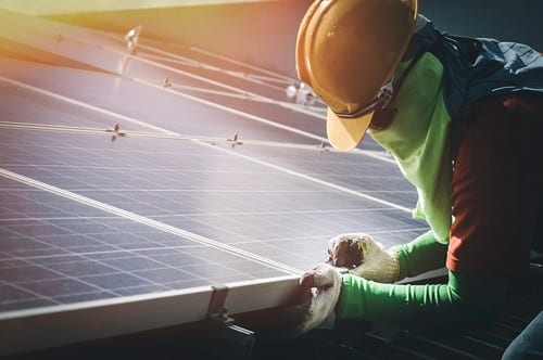 Electricien Carmaux - homme qui installe des panneaux solaires