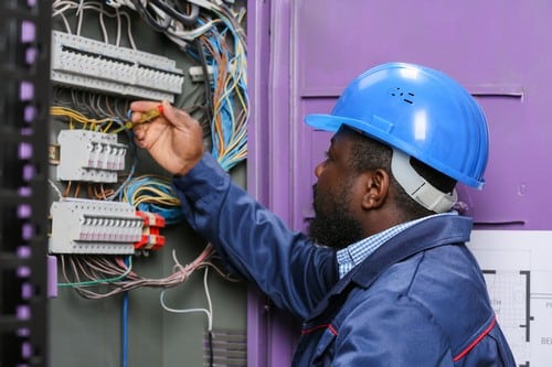 Electricien Carros - les bons artisans - intervention sur un tableau électrique