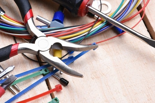 Electricien Carros - les bons artisans - pince et fils électriques