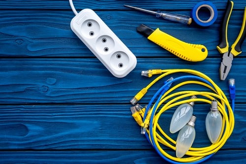 Electricien Cernay - les bons artisans - fils électriques et outils