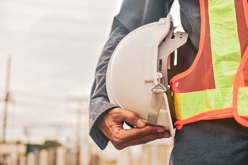 Electricien Chanteloup-les-Vignes - homme qui tient un casque pour chantier