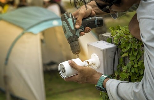 Electricien Cogolin - les bons artisans - Intervention sur une prise