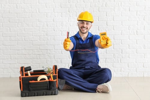 Electricien Cuers - les bons artisans - électricien sur un chantier