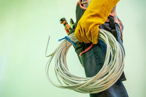 Electricien Digne-les-Bains - les bons artisans - électricien avec des fils électriques