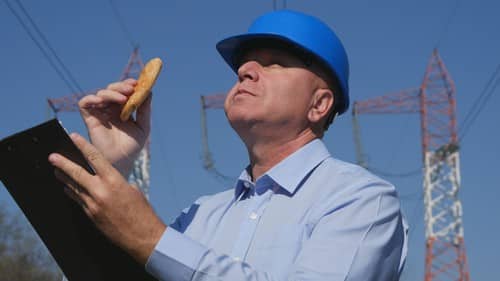 Electricien Dugny - homme qui analyse des installations électriques