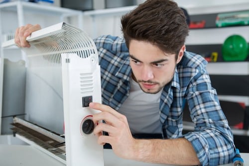 Electricien Enghien-les-Bains - homme qui règle un appareil électrique