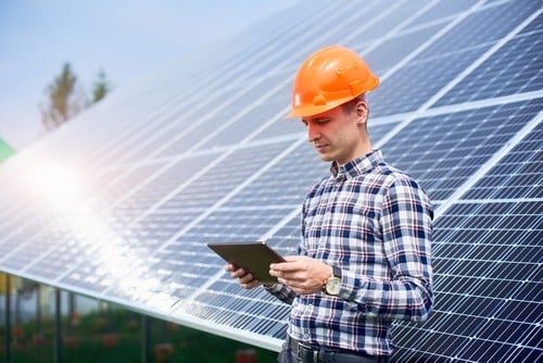 Electricien Fontenay-le-Fleury - homme qui analyse des panneaux solaires