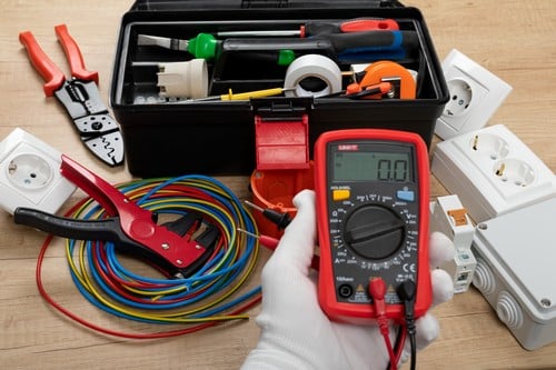 Electricien Guebwiller - les bons artisans - boîte à outils
