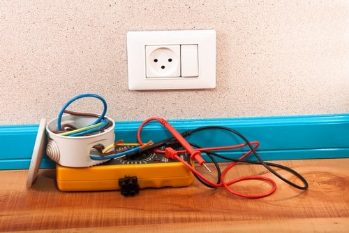 Electricien Hennebont - les bons artisans - prise de courant et matériel d'électricien