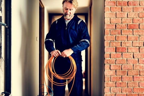 Electricien Illzach - les bons artisans - électricien en intervention