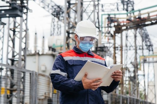 Electricien Jouy-le-Moutier - homme sur un chantier avec des installations électriques en extérieur