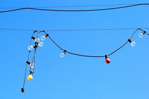 Electricien L'Isle-d 'Adam - visuel d'une guirlande en extérieur